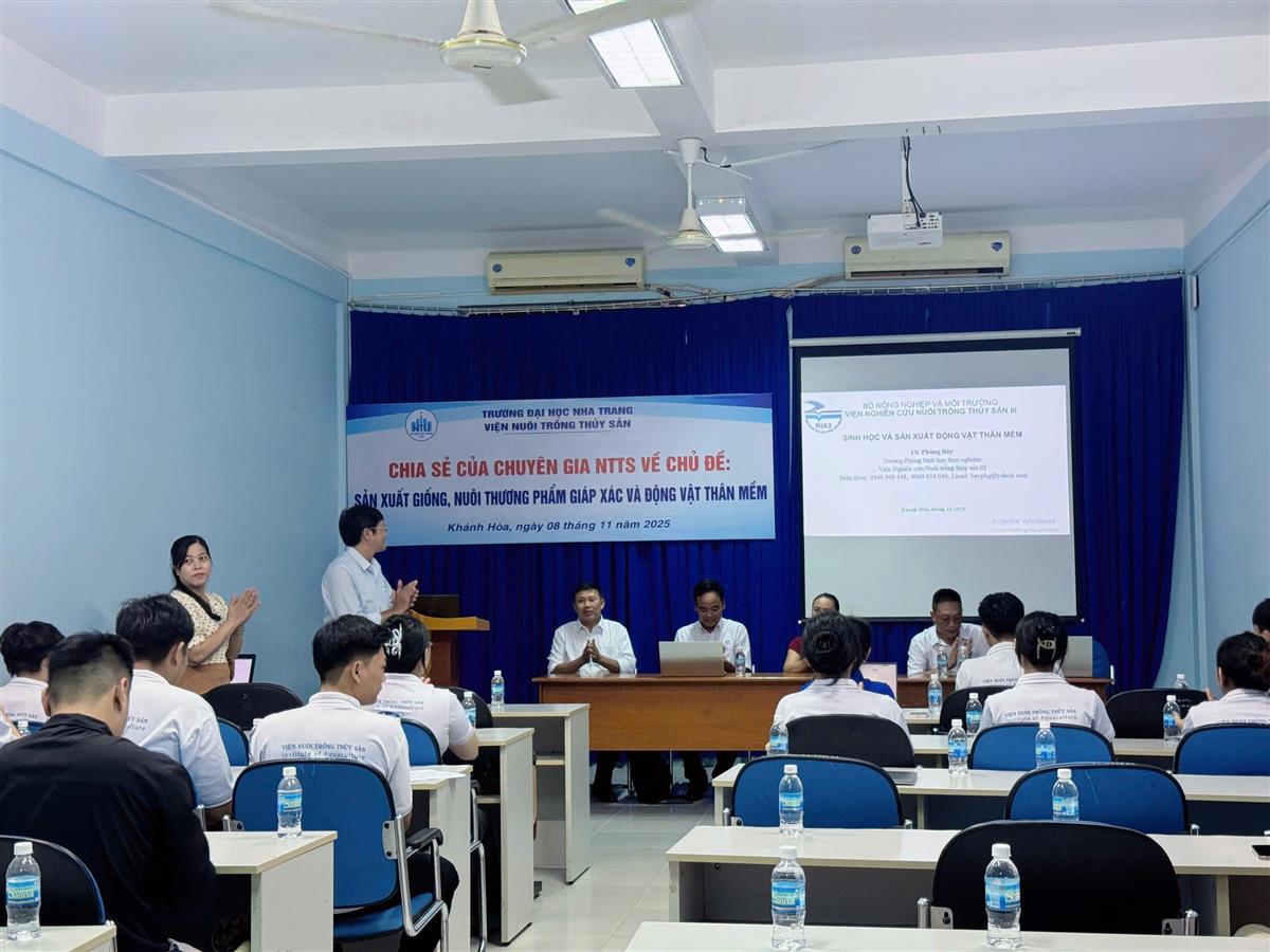 Nguyễn Văn Minh ph&aacute;t biểu giới thiệu chương tr&igrave;nh chia sẻ chuy&ecirc;n m&ocirc;n