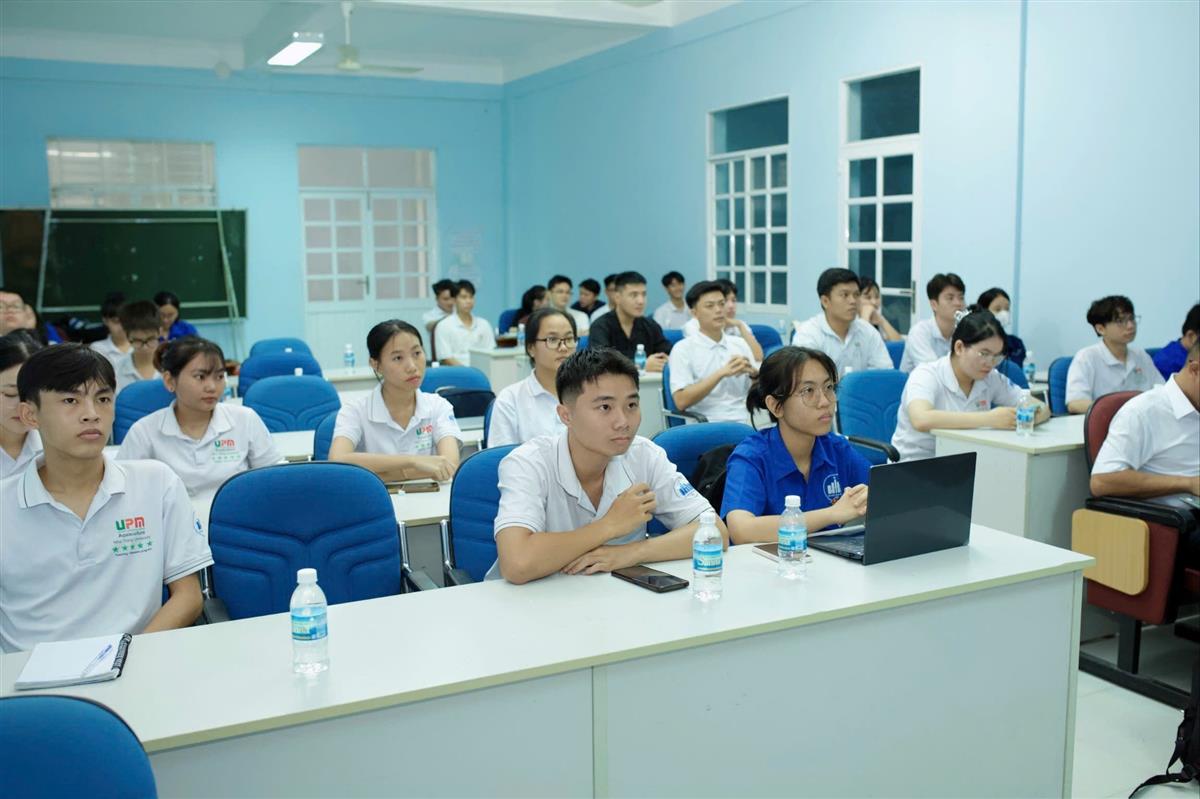 Sinh vi&ecirc;n chăm ch&uacute; lắng nghe phần trao đổi của c&aacute;c diễn giả