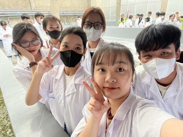 Sinh viên khóa 65 ngành Nuôi trồng thủy sản tham quan thực tế tại công ty TNHH  Khoa Kỹ sinh vật Thăng Long