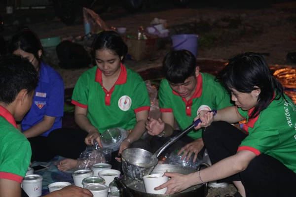 Chuỗi Chương trình thiện nguyện “Bát Cháo Yêu Thương” của Đội Sinh viên Tình nguyện Viện Nuôi trồng Thủy sản – Đại học Nha Trang