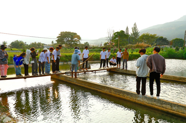 Sinh viên hai lớp 65.NTTS-KS và 65.NTTS-CN đi thực tế nghề nghiệp tại các trang trại sản xuất giống và nuôi cá nước lạnh tại Lâm Đồng