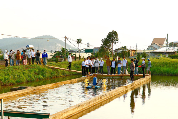 Sinh viên hai lớp 65.NTTS-KS và 65.NTTS-CN đi thực tế nghề nghiệp tại các trang trại sản xuất giống và nuôi cá nước lạnh tại Lâm Đồng