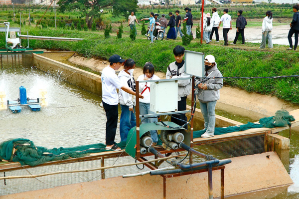 Sinh viên hai lớp 65.NTTS-KS và 65.NTTS-CN đi thực tế nghề nghiệp tại các trang trại sản xuất giống và nuôi cá nước lạnh tại Lâm Đồng