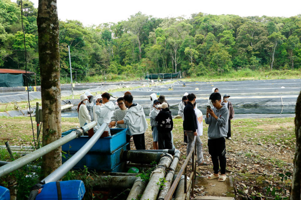 Sinh viên hai lớp 65.NTTS-KS và 65.NTTS-CN đi thực tế nghề nghiệp tại các trang trại sản xuất giống và nuôi cá nước lạnh tại Lâm Đồng