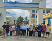 Trao học bổng khuyến học cho sinh viên vượt khó