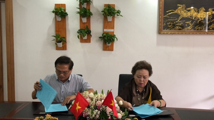 TS. Nguyễn Tấn Sỹ (Phó Viện trưởng Viện Nuôi trồng thủy sản, Đại học Nha Trang) và Giám đốc Trương Thị Nhi (Công ty TNHH MTV Vĩnh Thanh Bến Tre) ký Bảng Ghi Nhớ.